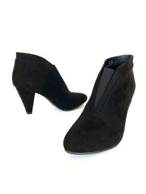 NWOT CL by Laundry Nevine Black Suede Ankle Booties Size 7